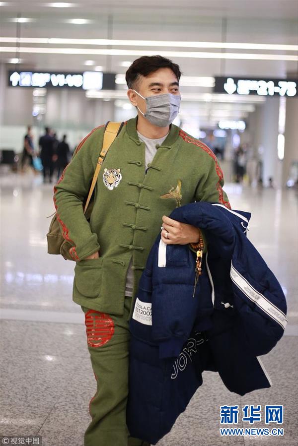 陈龙现身上海虹桥机场