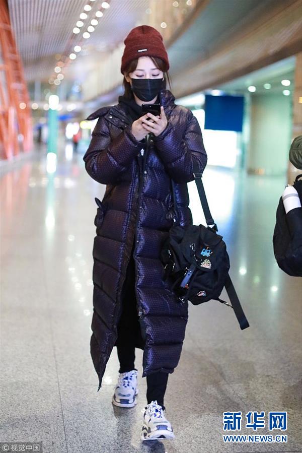 杨紫裹长款羽绒服现身机场