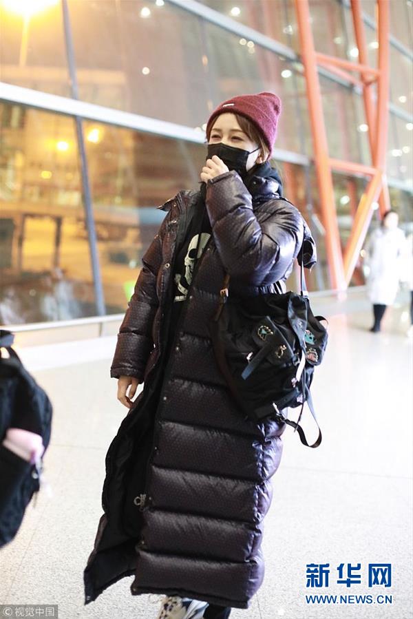 杨紫裹长款羽绒服现身机场