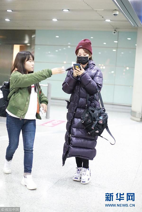 杨紫裹长款羽绒服现身机场
