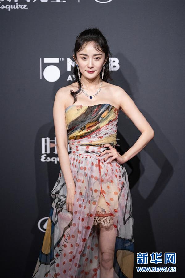 杨幂冒零下低温穿薄纱长裙 笑容依旧