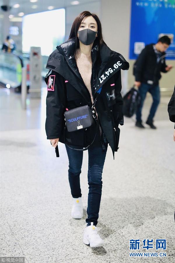 秦岚潮味棉服亮相机场 口罩遮面露甜笑