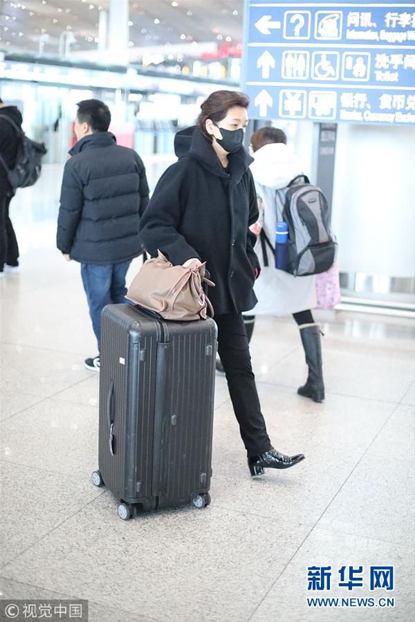 江珊口罩遮面现身机场 皮肤白皙气质优雅