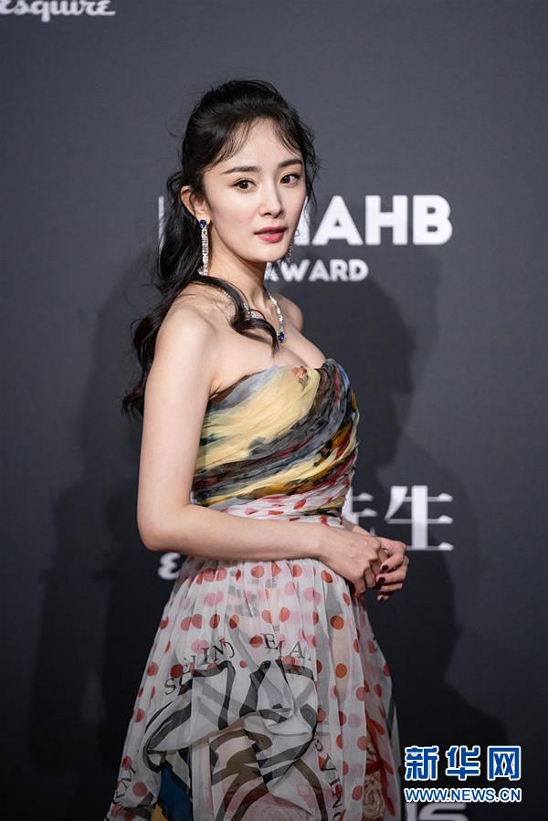 杨幂冒零下低温穿薄纱长裙 笑容依旧