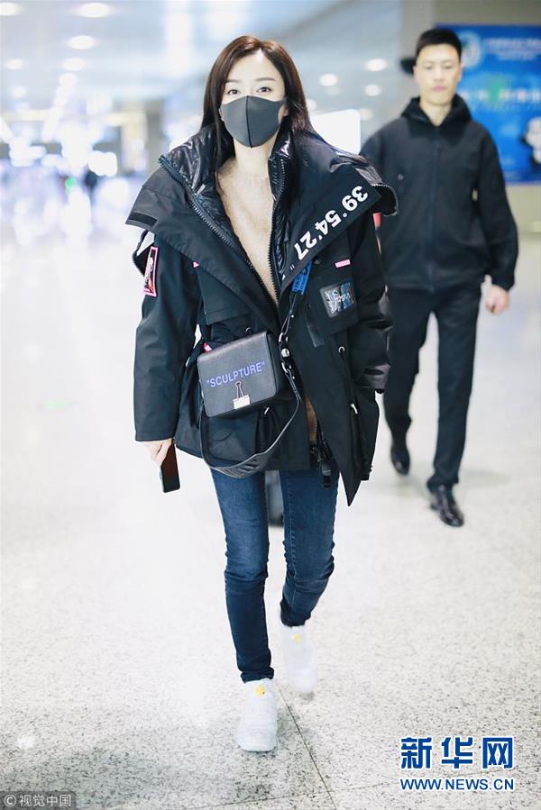 秦岚潮味棉服亮相机场 口罩遮面露甜笑