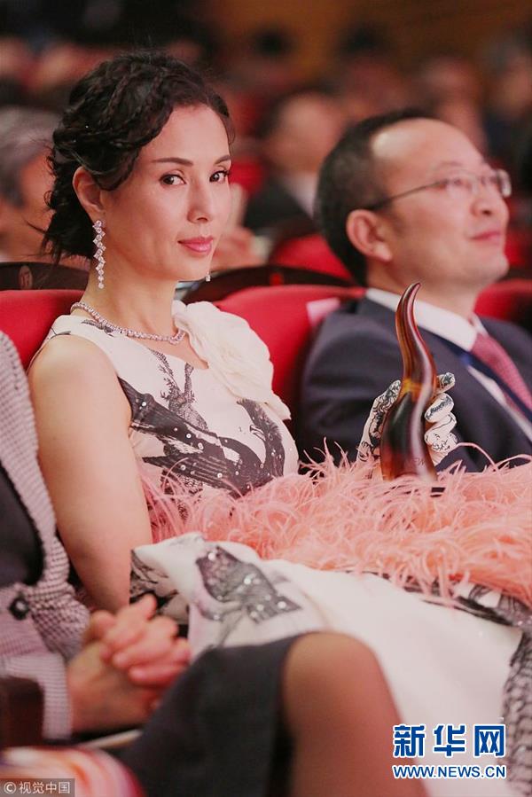 李若彤披“鸡毛披肩”化身复古女郎