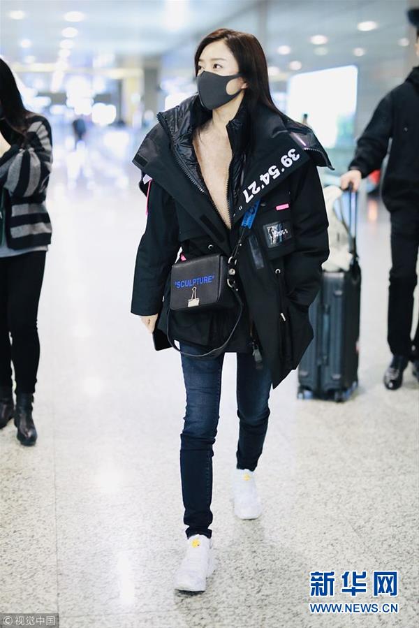 秦岚潮味棉服亮相机场 口罩遮面露甜笑