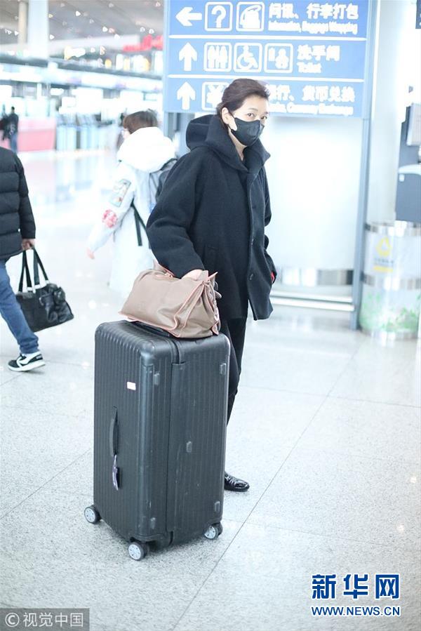 江珊口罩遮面现身机场 皮肤白皙气质优雅