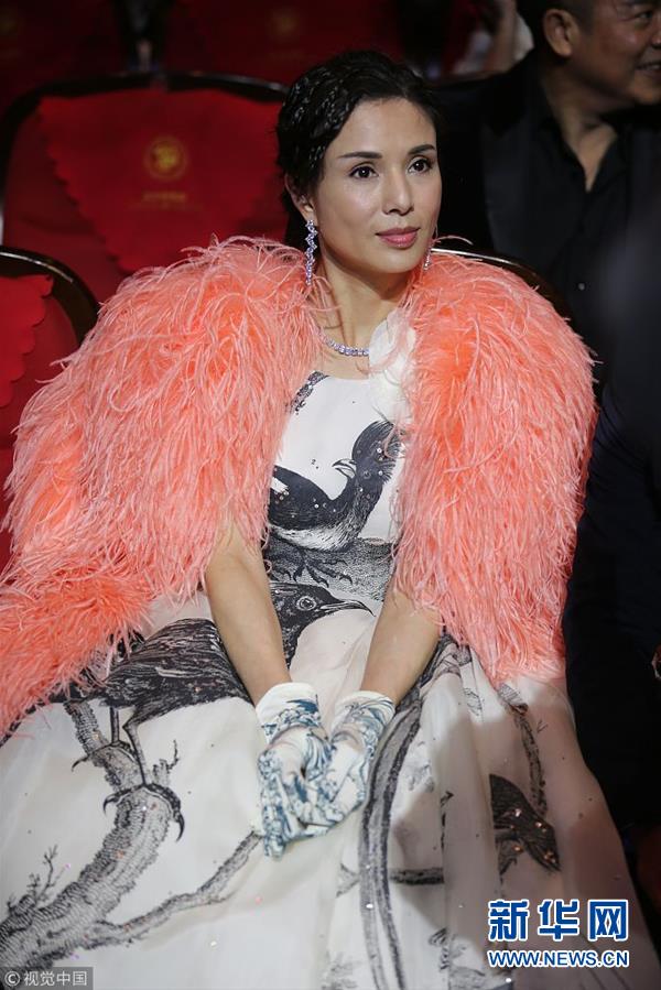 李若彤披“鸡毛披肩”化身复古女郎