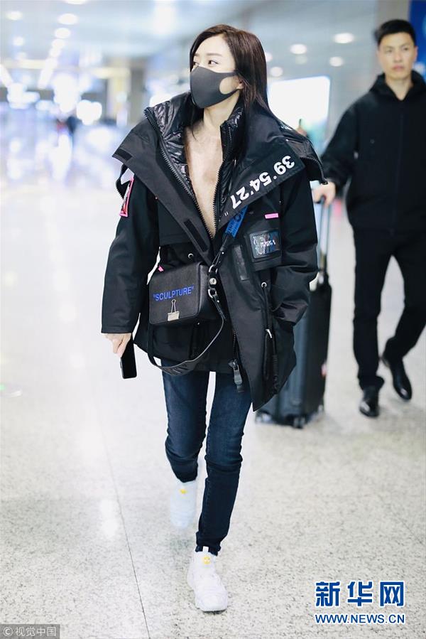 秦岚潮味棉服亮相机场 口罩遮面露甜笑