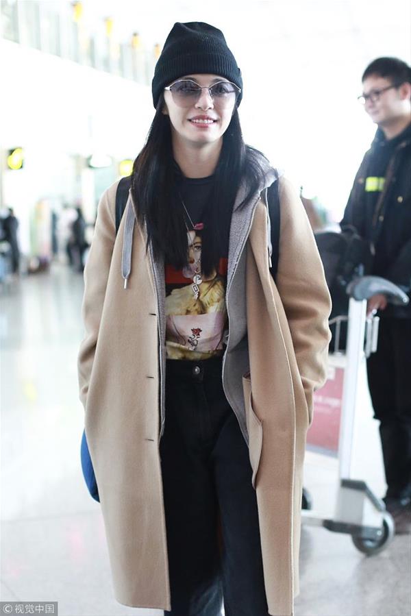 姚晨一家现身机场 画面温馨