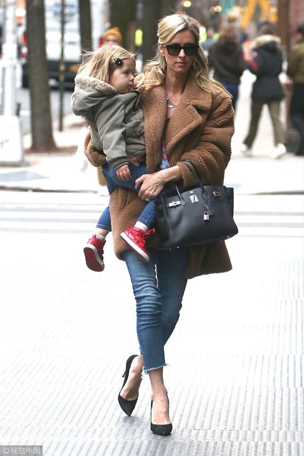 妮基·希尔顿踩细高跟抱娃出街妈妈力爆棚