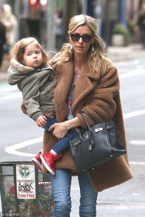 妮基·希尔顿踩细高跟抱娃出街妈妈力爆棚