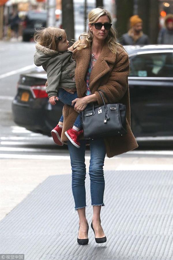 妮基·希尔顿踩细高跟抱娃出街妈妈力爆棚