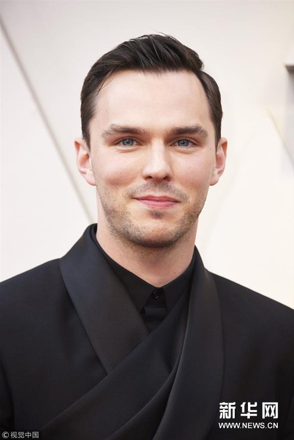 【红毯】“小尼子”尼古拉斯·霍尔特黑西装帅气逼人