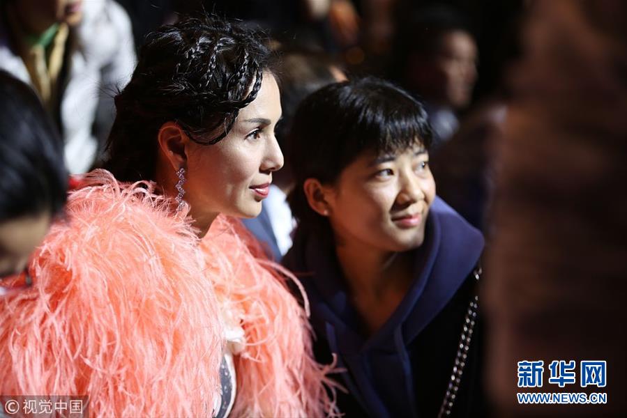 李若彤披“鸡毛披肩”化身复古女郎