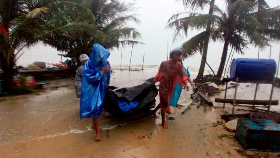 台风帕布登陆泰国 至少2万名游客被困海岛