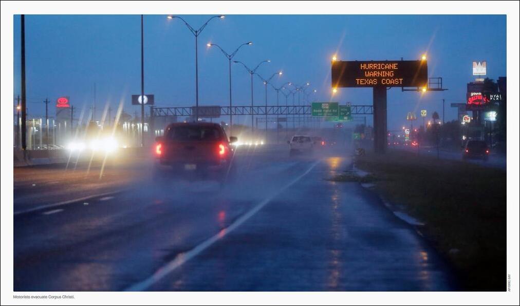 Quartz报道截图：飓风“哈维”来临前，民众沿着得克萨斯州主要高速公路撤离。