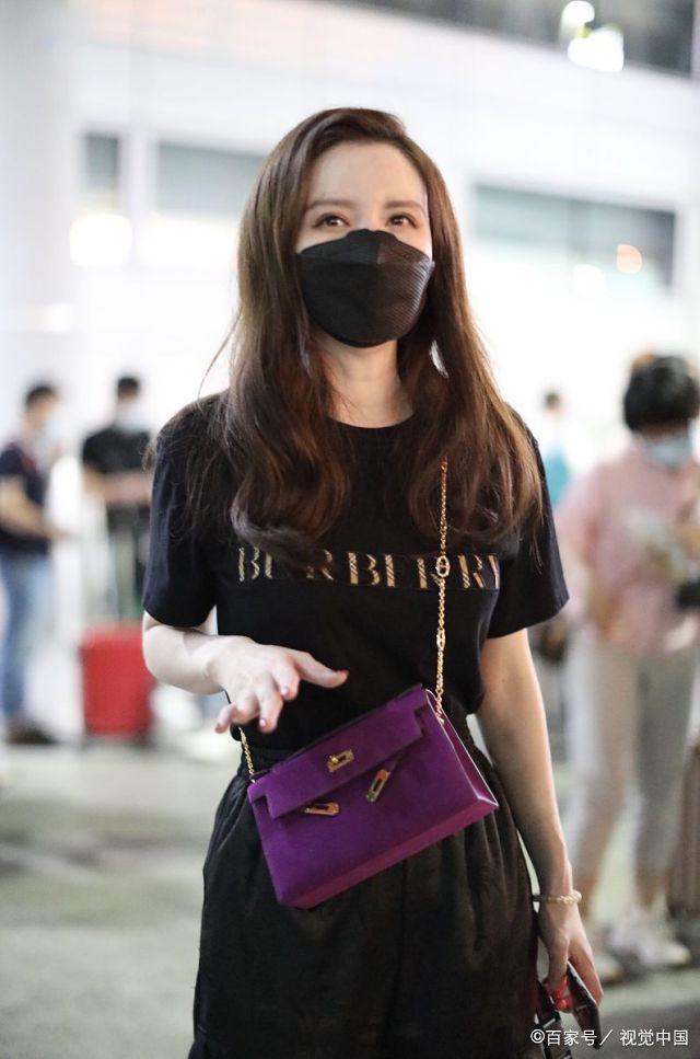 耀客传媒老板娘张萌深夜抵达长沙,全黑LOOK背紫包摩登有范