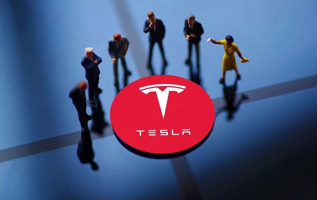 特斯拉自动驾驶“撞死”机器人， 科幻时代来了？| 新京报专栏