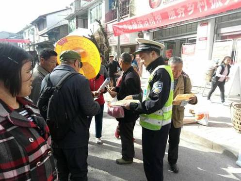 垫江:牢记交通安全法规 做守法交通参与者