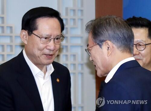 韩国总统文在寅与国防部长官宋永武(图片来源:韩联社)