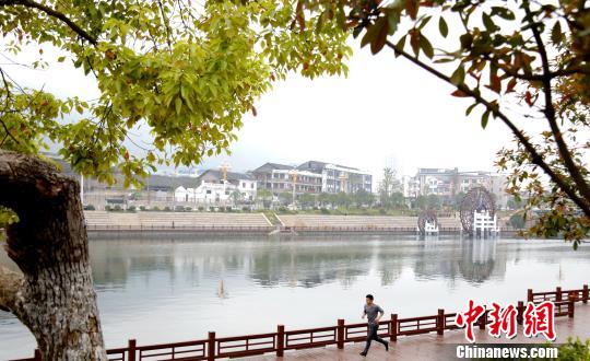 河邊晨跑<div id=
