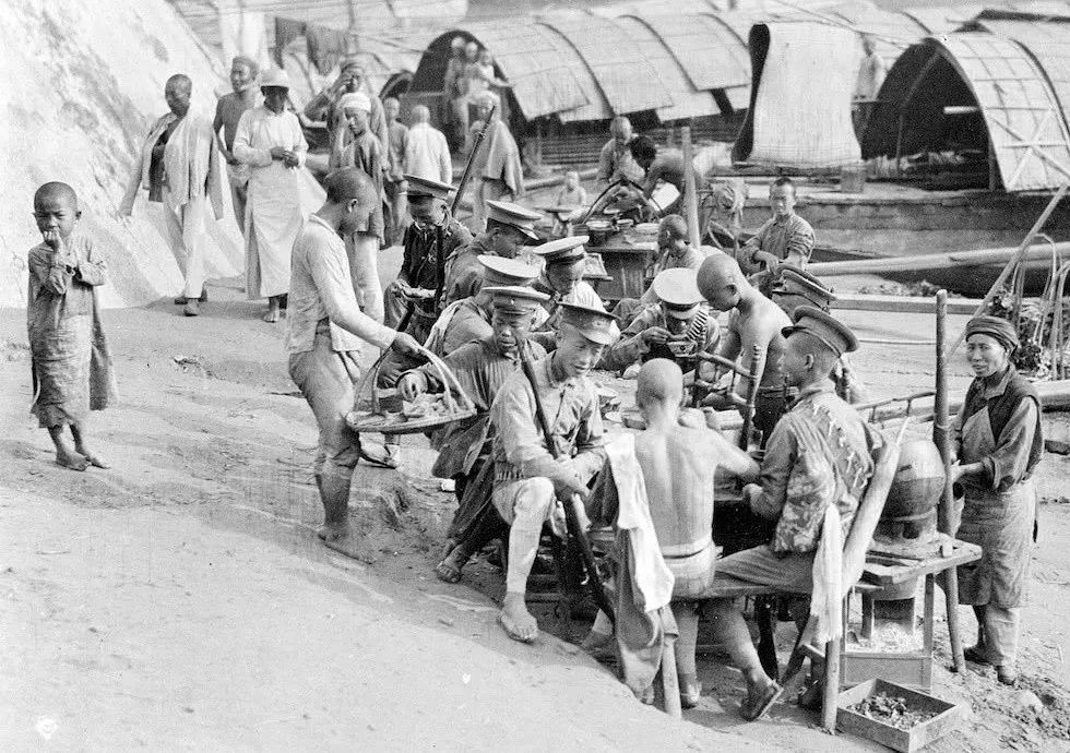 中国有一支军队,打内战像弱鸡,打日本人像疯狗