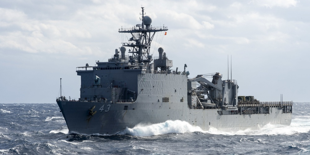 美国海军两栖船坞登陆舰“麦克亨利堡”号