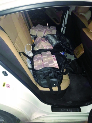 警方从非法集资人车里搜到大量现金 警方供图