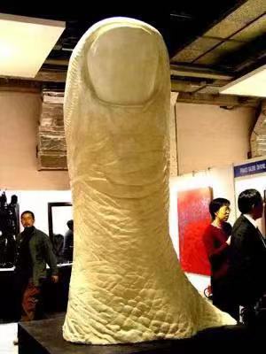 恺撒的雕塑作品《大拇指》