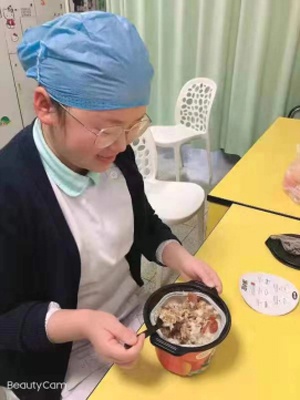 上海这家企业捐空库存，1.36万份自热煲仔饭送到