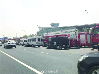 事件发生后，警方赴机场处置。