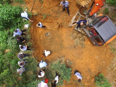 6月13日，绵阳安州秀水镇石马村，民警在李秋家门前的空地下挖出他的遗骸。