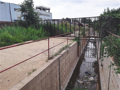建新股份位于沧县小朱庄的老工厂，从工厂内部向外延伸的一条水渠中还残留着一些垃圾。