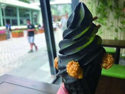 ▲三里屯一家甜品店出售的宣称添加了食用竹炭的黑色冰激凌