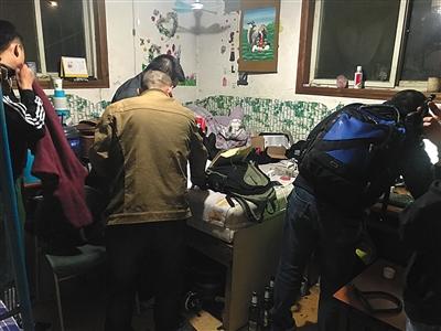 南通警方破获电商网站流量攻击案,图为民警在犯罪嫌疑人家中进行搜查。警方供图