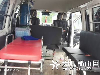 面包“救护车”内放置了氧气瓶等医疗设备。贵州都市网 图