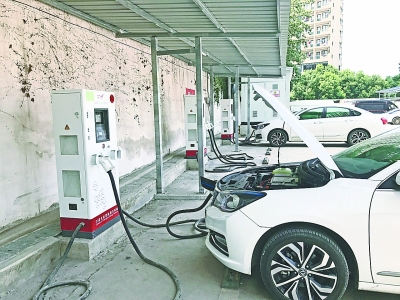 武汉街头冒出一批新能源汽车充电站