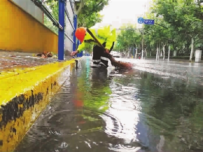 一夜无眠共守卫风雨无阻上班路