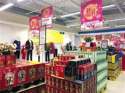 中秋临近,品牌白酒降价促销。 新京报记者 王贵彬 摄