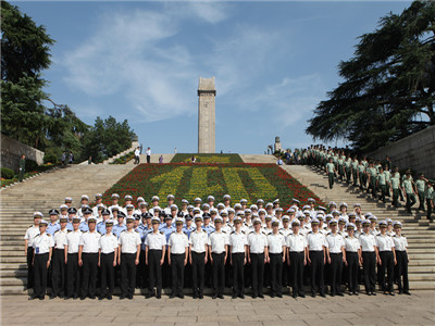 南京海关参加向雨花台烈士纪念碑敬献花篮活动