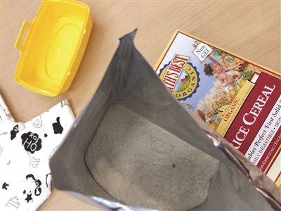 爱思贝奶粉内出现的小黑虫。