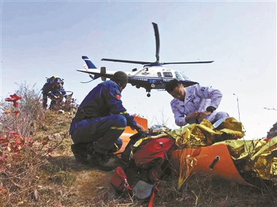 驴友在房山十渡坠落，警方出动直升机救援 供图/警方