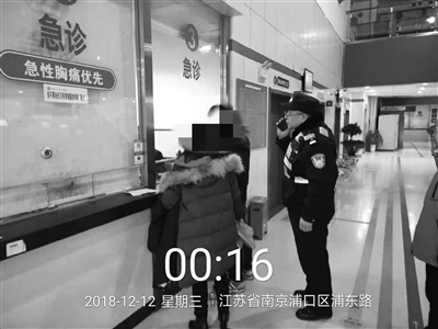 深夜孕妇羊水破裂，民警紧急护送就医
