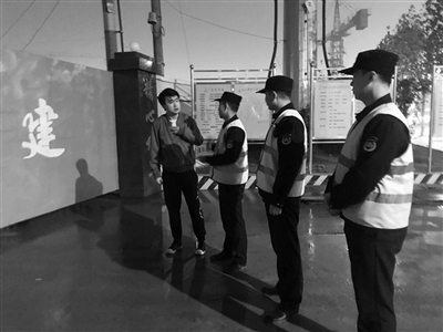 他们冬夜巡查渣土车 要忍受寒冷还要和“生物钟”较劲