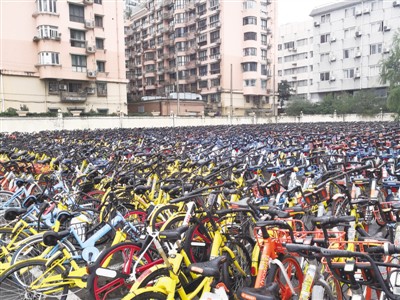 黄浦区某街道办事处将共享单车集中摆放在制造局路停车场。汪建君 摄