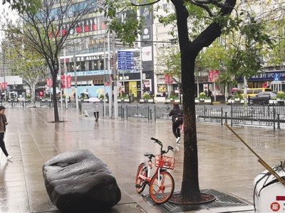 南京西路街头仅有一辆摩拜单车。汪建君 摄