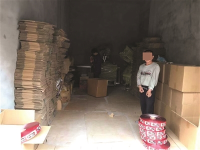 咖啡粉撒地上 扫起来继续灌装