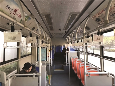 定制公交上线首日“冰火两重天”